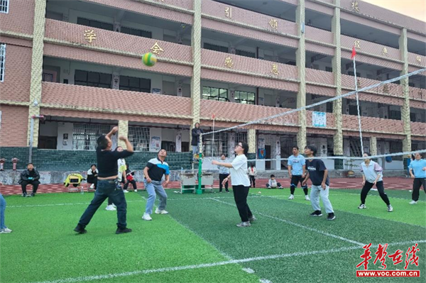 永顺县车坪乡九年制学校举行教职工气排球比赛