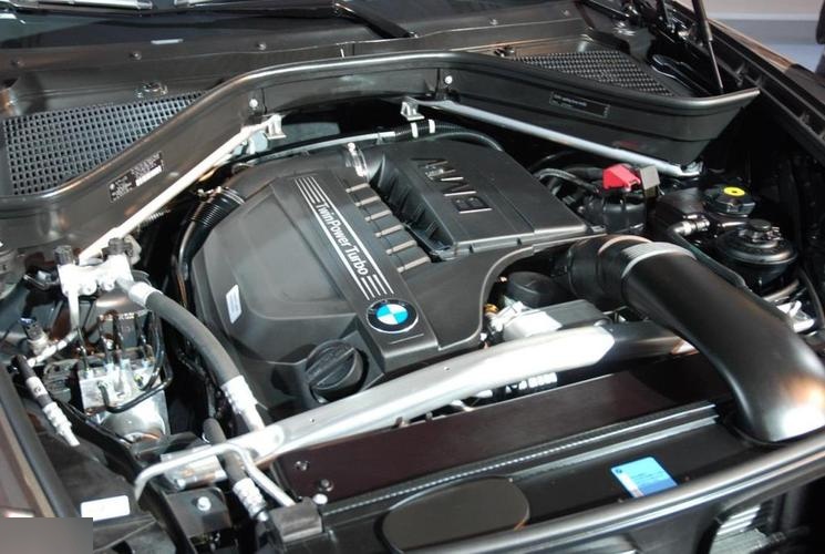 19款宝马x5启动马达在哪个位置?