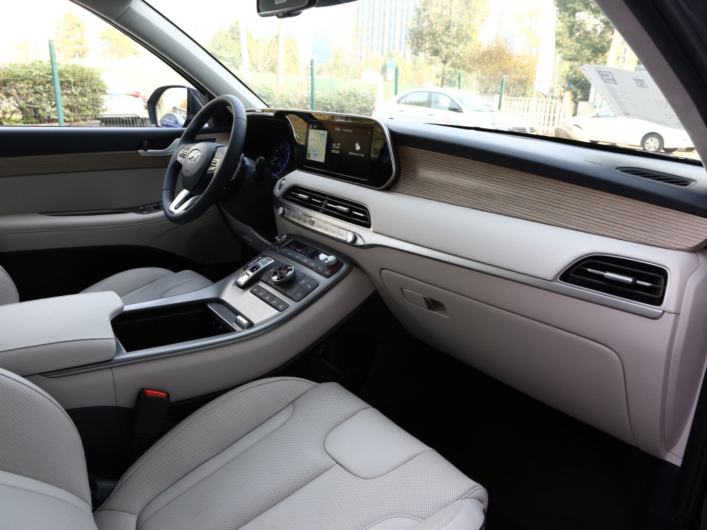 这进口大七座近5米,标配3.5六缸引擎,有全时四驱,入门不足30万