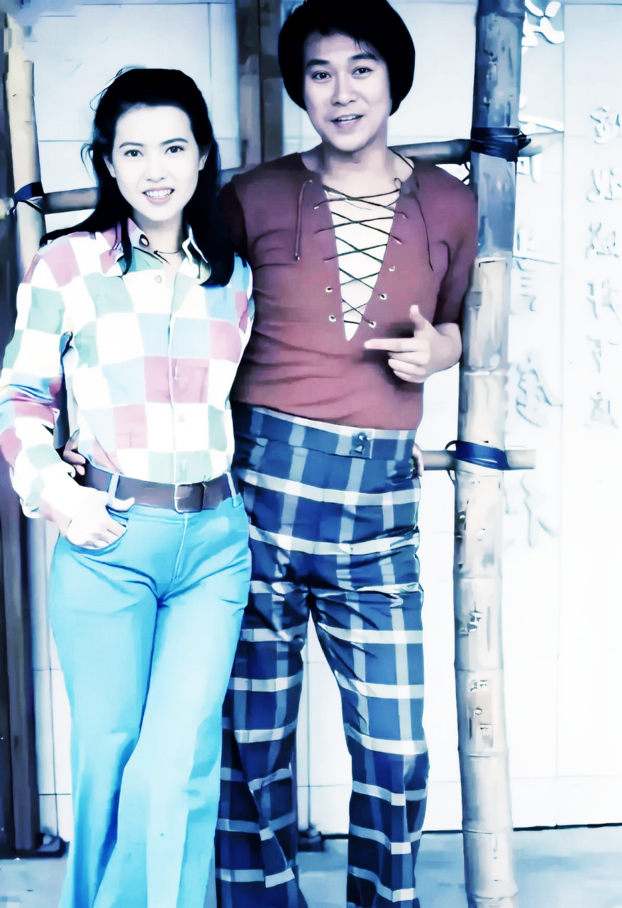 1992年,郑少秋和蓝洁瑛在外拍摄《大时代》,所以留下了这张合影.