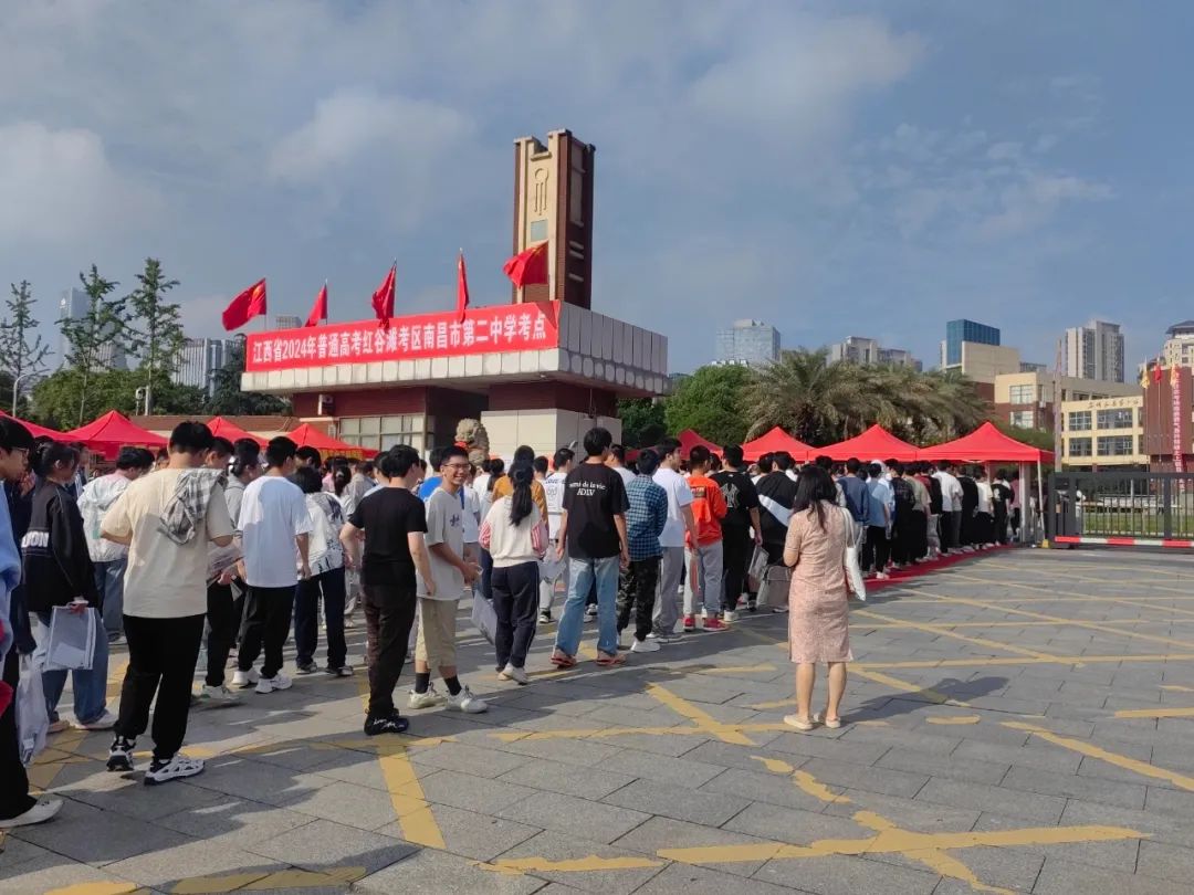 市第十九中学(红谷滩校区)考点门口,南昌二中的老师们"穿红"为学生们