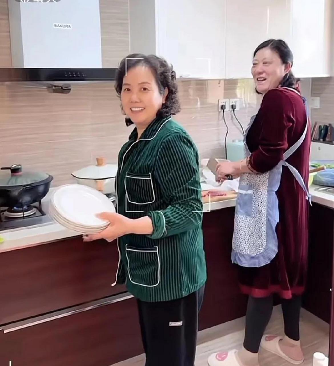 王冰皓真有福气,婆婆为她亲子下厨,还搭上亲妈一起进行厨艺比赛,王冰