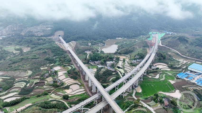 重庆三环高速公路云雾山隧道右洞顺利贯通