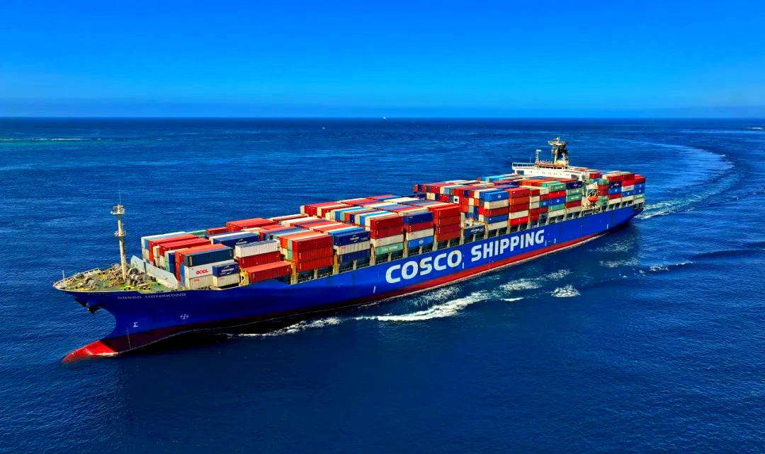 中文简称中远海运,英文简称cosco,是中国的一家国际知名物流和船务