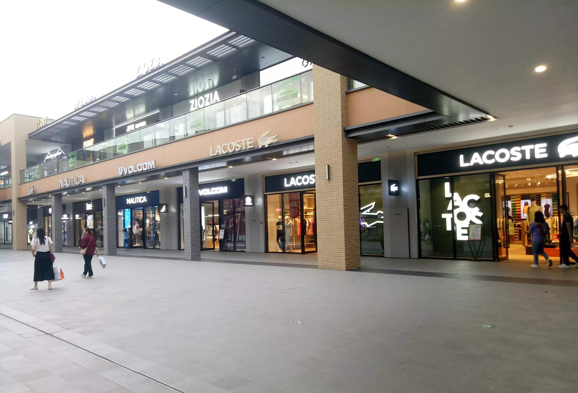 我就奇了怪了,同样是黑底白字,同样风格的招牌,为什么有的看起来就让