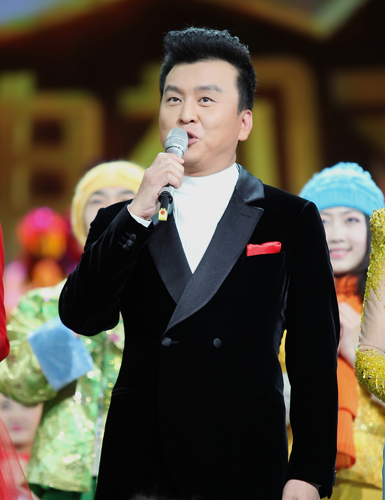 央视主持人张泽群发文指责河南卫视,吃瓜观众评价褒贬不一