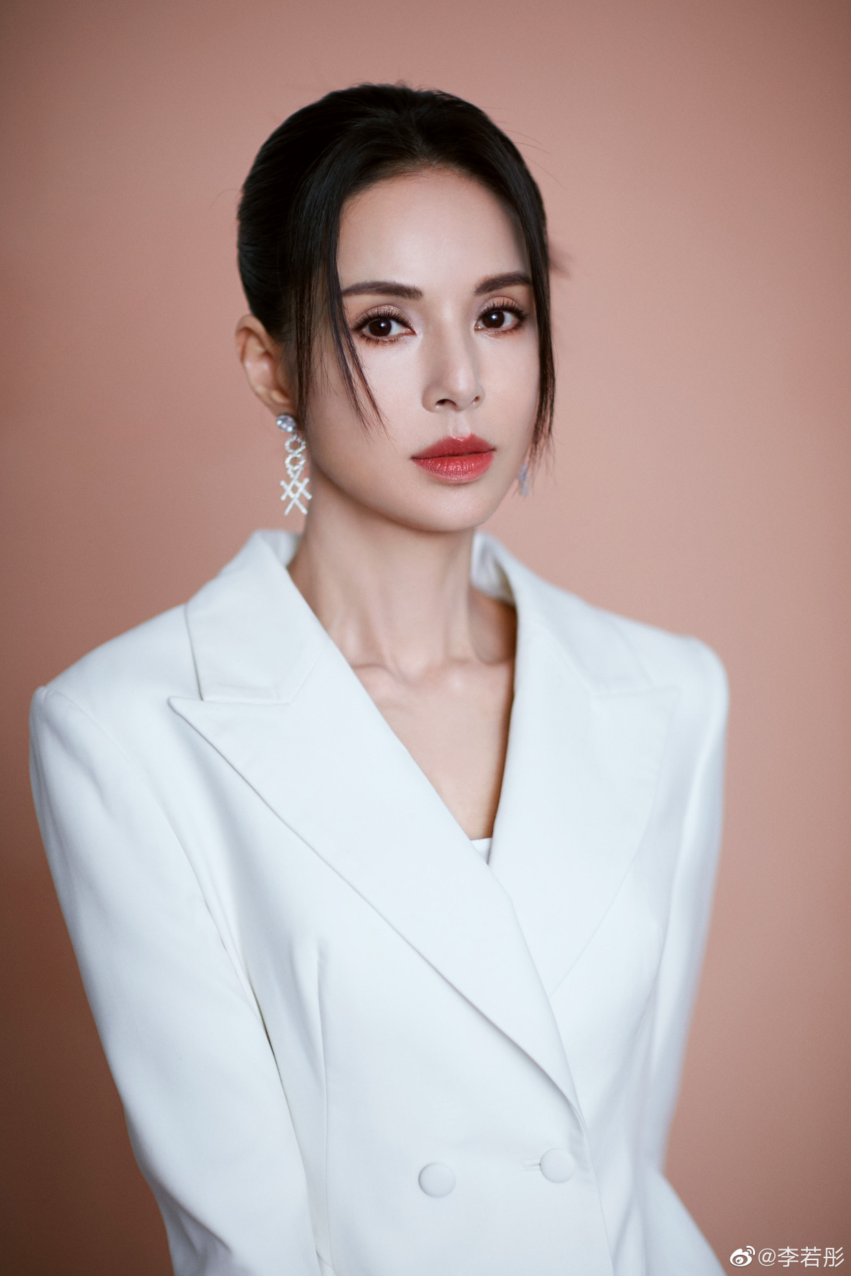 最美小龙女李若彤"瘦成人干 爆青筋"!54岁泄老态……惹网惊