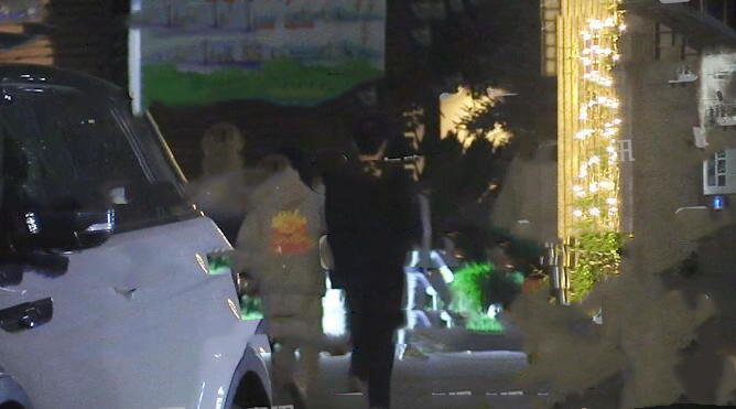 赵品霖恋情疑曝光,与女友牵手回家被拍双方疑已甜蜜同居