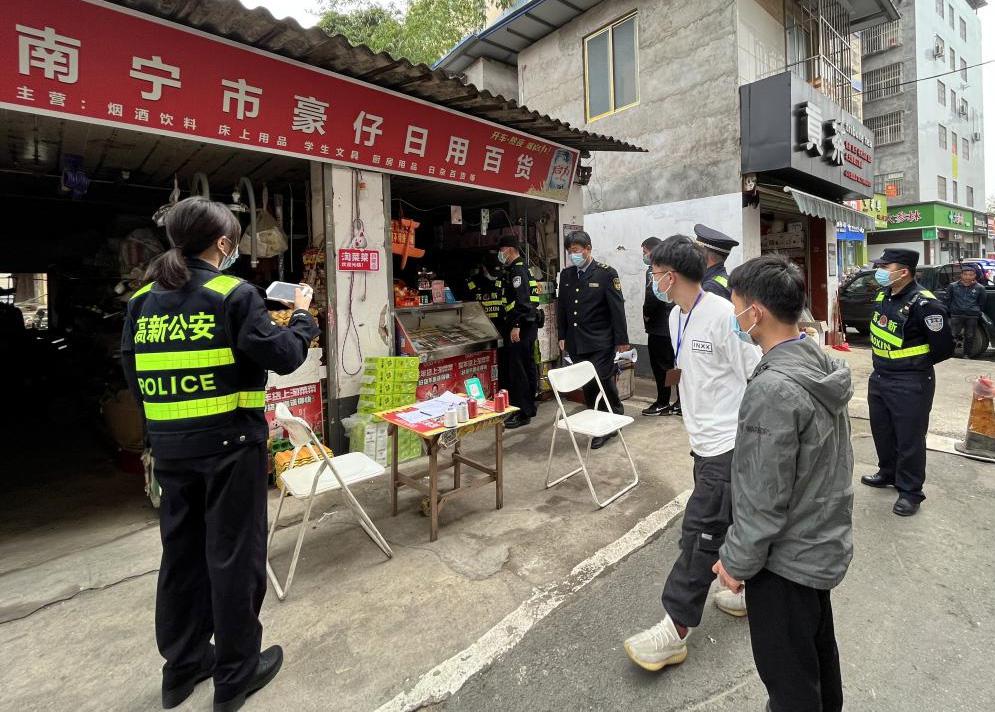 南寧高新區生態環境局組織開展春節期間煙花爆竹禁燃限放宣傳工作