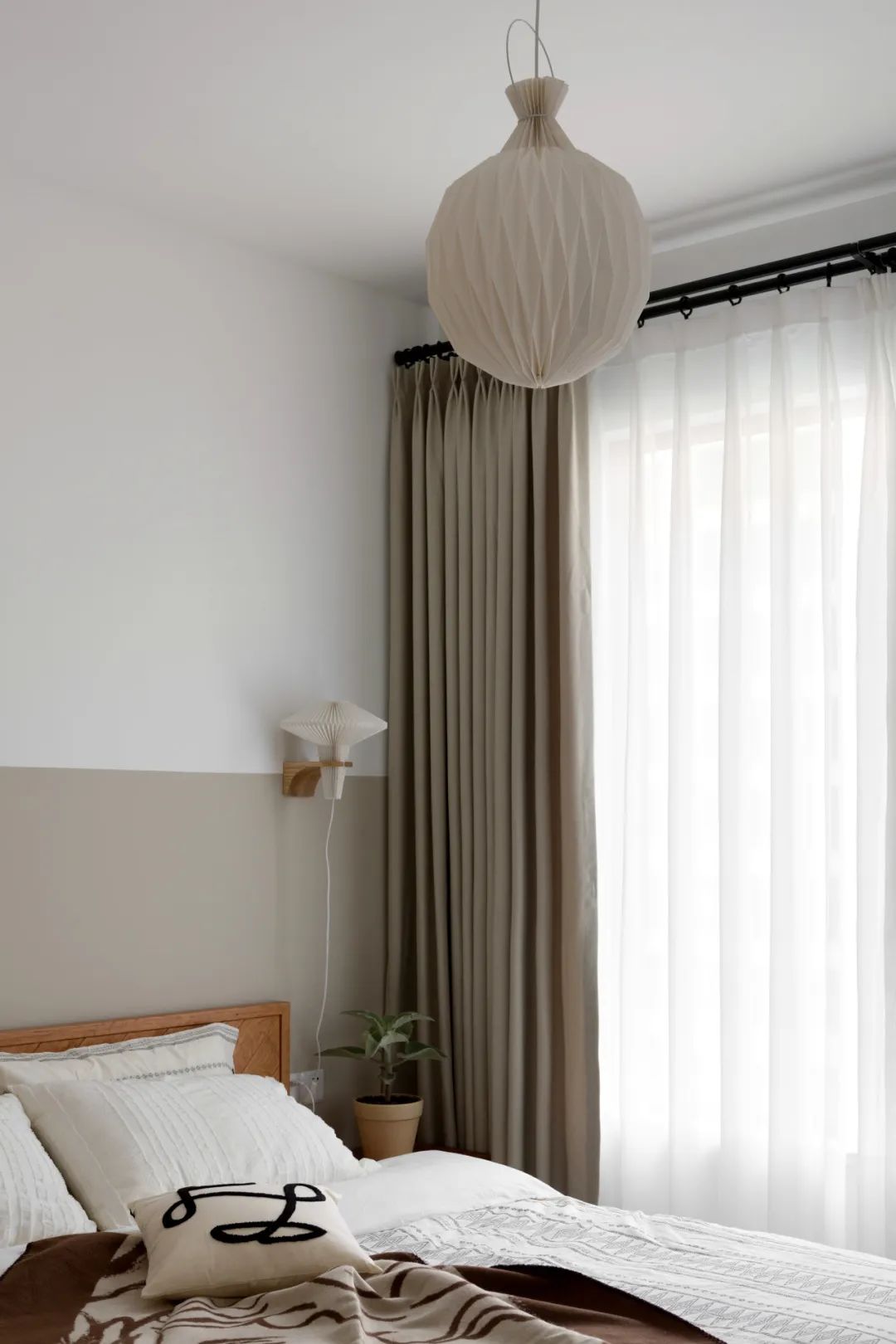 带有折纸艺术的灯具,带有呼吸感的藤编床头柜以及柔软的织物,糅合在一