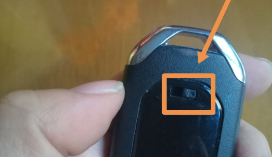 crv钥匙电池怎么换