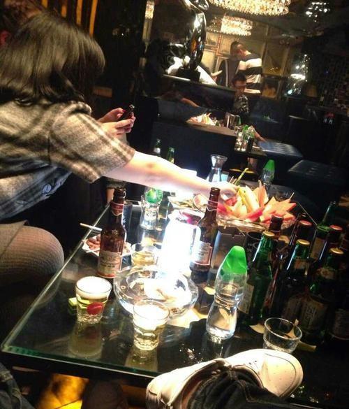 女员工以为去见客户,却被拉去陪客户喝酒唱k到半夜,合适吗