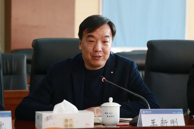 王新刚在发言中回顾了二十年来投身基础教育一线工作的经历,对北京