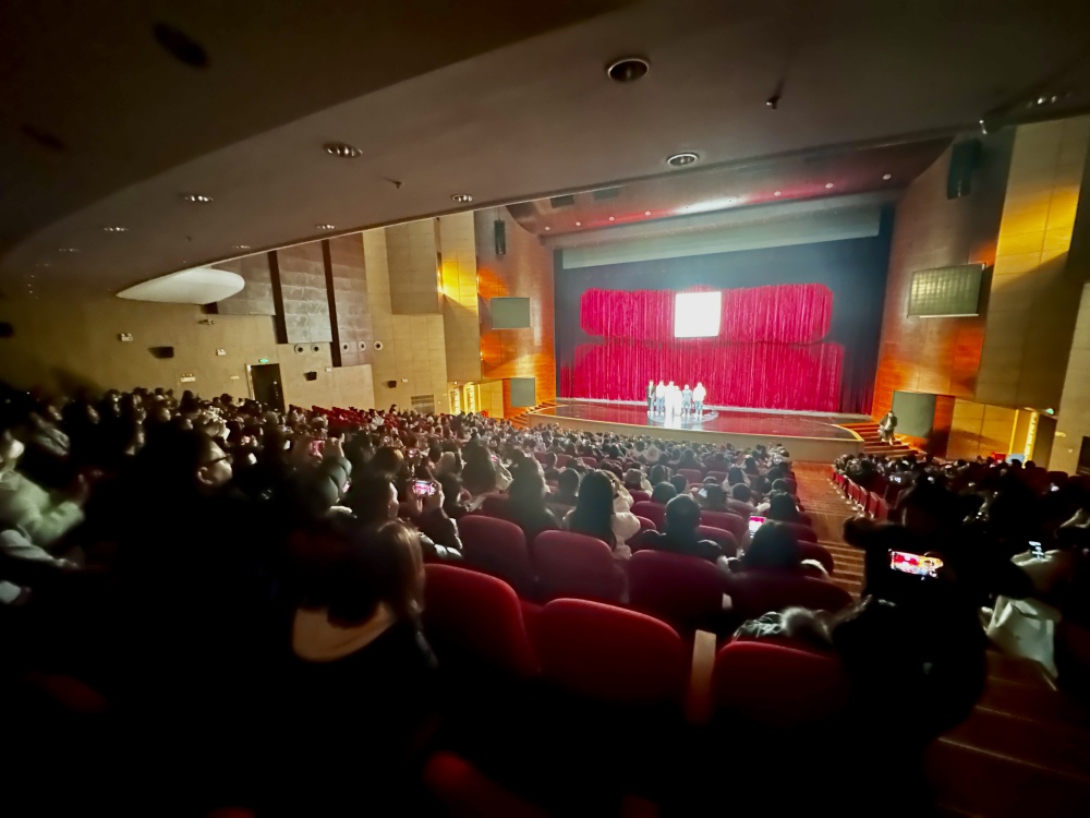 重庆人自己的喜剧厂牌!索道喜剧大咖秀在群星剧院上演