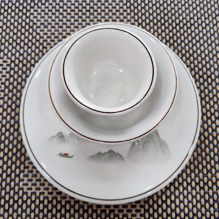 陶瓷餐具是日常生活中常见的餐具类型，其凭借耐高温、易清洁、花色多样等特点，成为家庭、餐厅等场景的常用选择。根据工艺与使用需求的不同，陶瓷餐具可分为釉上彩、釉下彩等类型，其核心功能是盛放食物，同时通过高温烧制工艺提升耐用性与安全性。一、技术原理与核心组成陶瓷餐具以天然黏土为主要原料，经成型、干燥、高温烧制（通常在1200℃-1400℃）等工序制成。其耐高温特性源于烧制过程中黏土颗粒的致密化，形成稳定