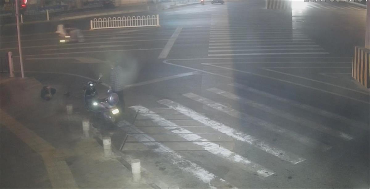 心生贪念“捡”手机，男子被抓悔恨不已！（手机）捡到手机犯法，捡到手机会判刑吗，