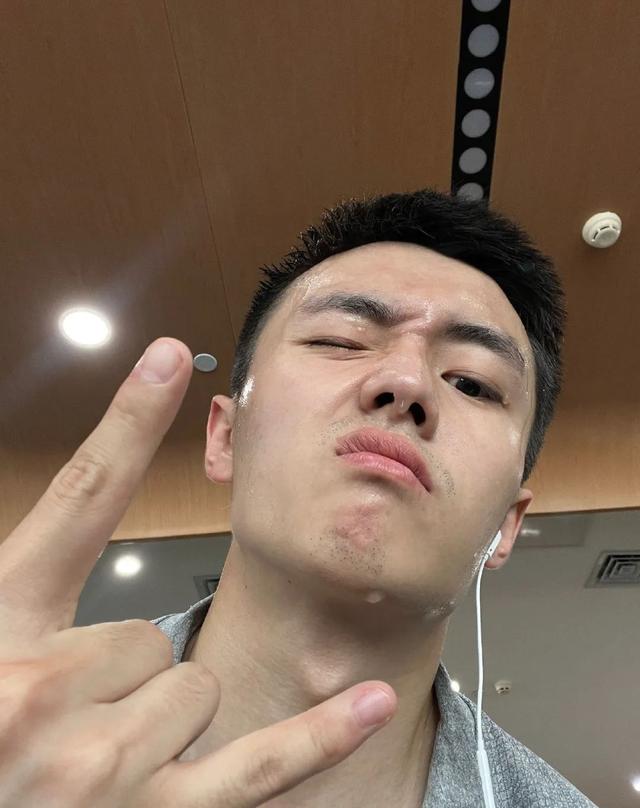 "公0天花板"翟子路最新爆汗肌肉照,这荷尔蒙太炸了!