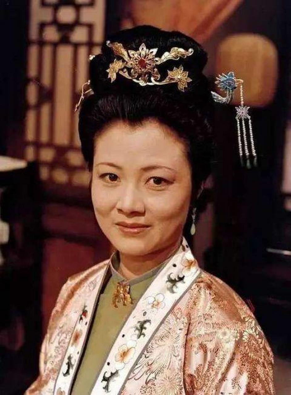 邢夫人骂贾琏,对霸道的王熙凤也不给好脸.