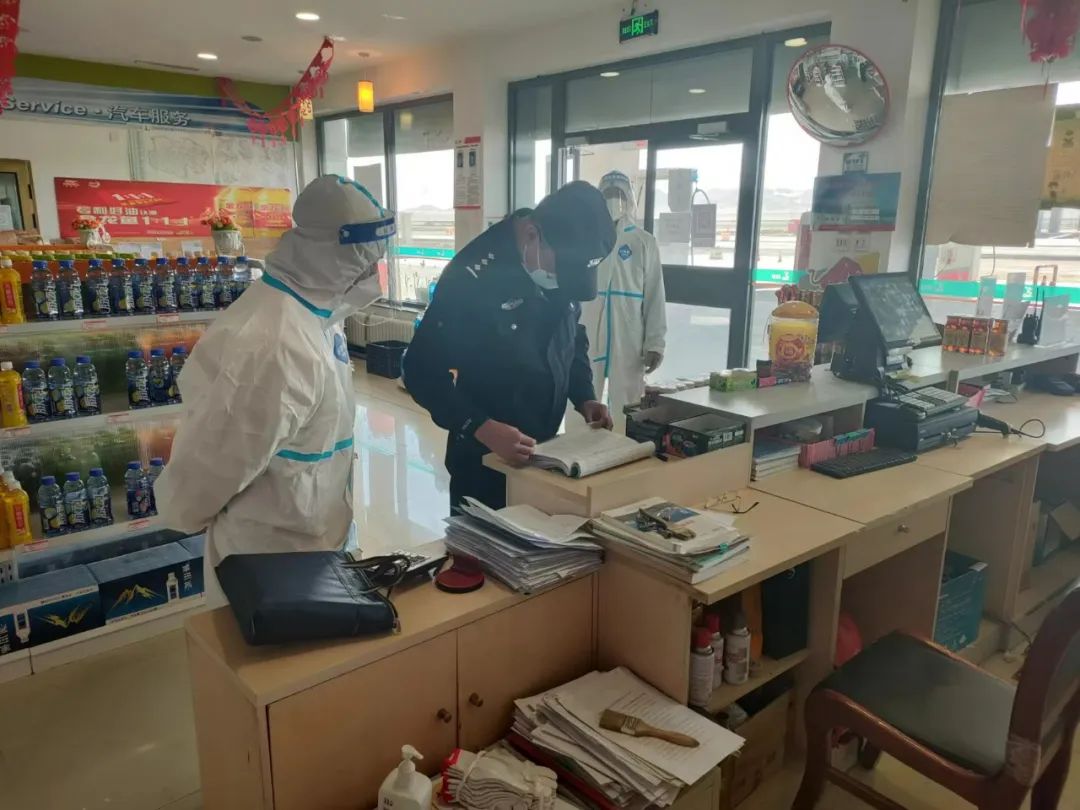 乌图美仁派出所对辖区加油站开展安全检查工作