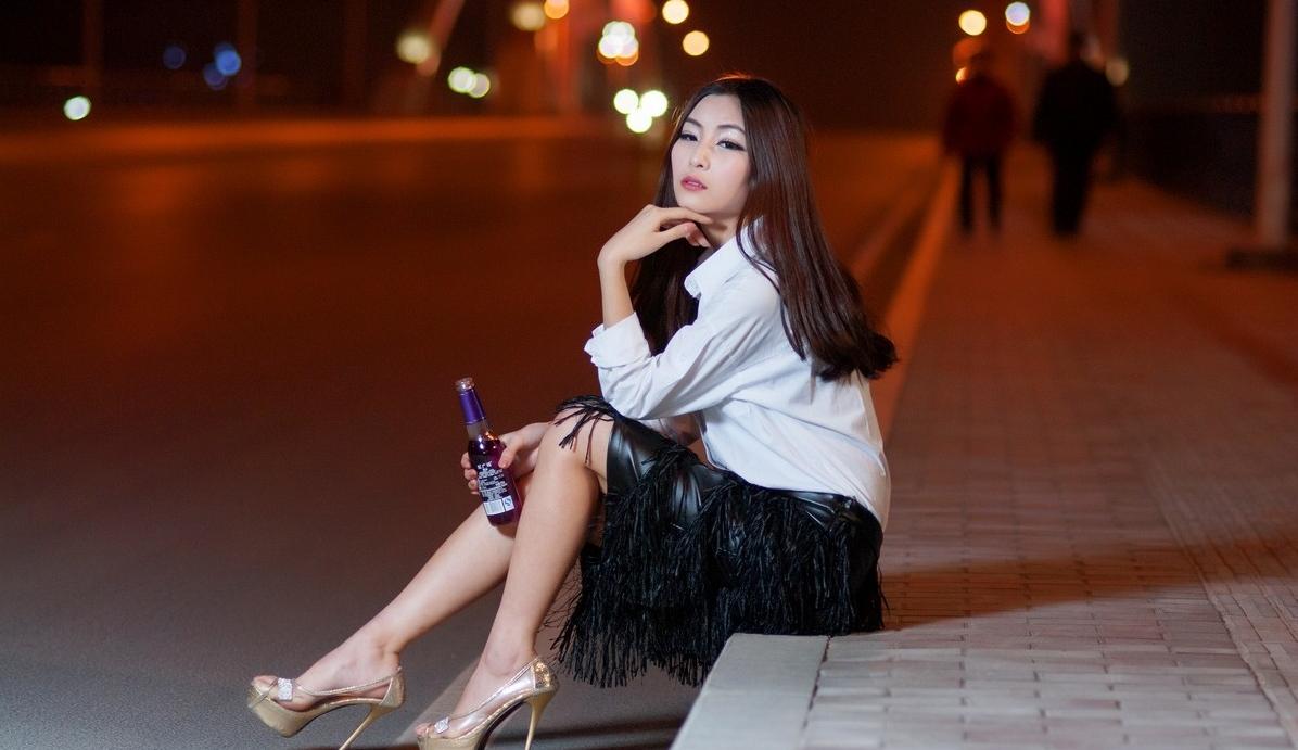 女子醉酒倒在楼道,51岁男子背她回家,心理斗争4小时做下错事