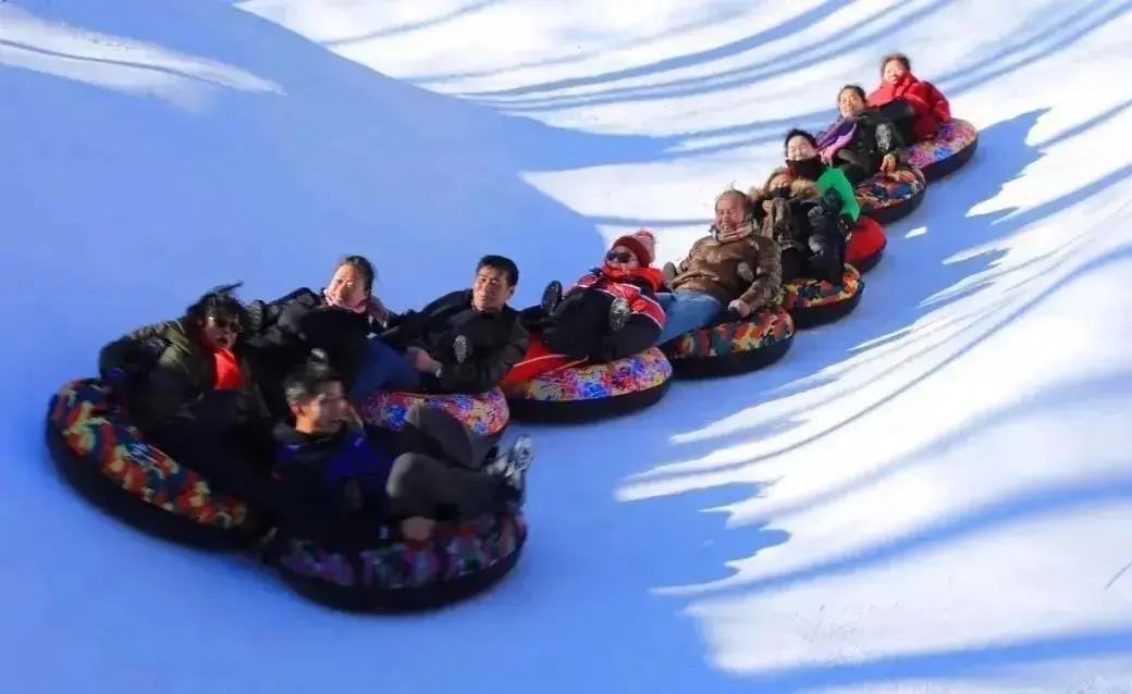 冬雪带给童年难忘的激情与快乐美好的欢乐时光雪圈雪圈滑道是非常刺激