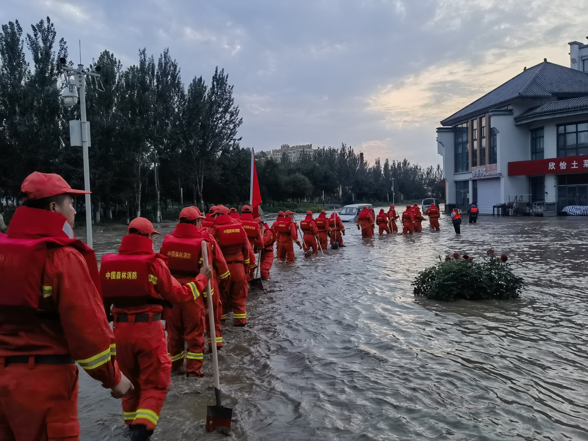 组图直击|消防员奋战抗洪抢险第一线