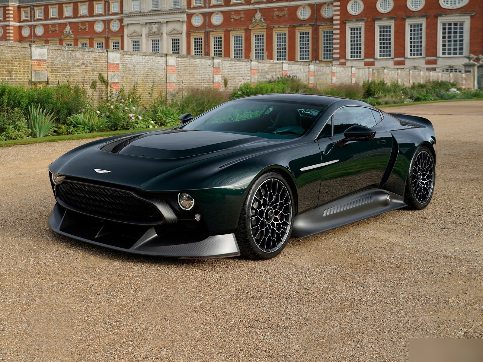 除了长安汽车,v字形车标还出现在马自达和沃