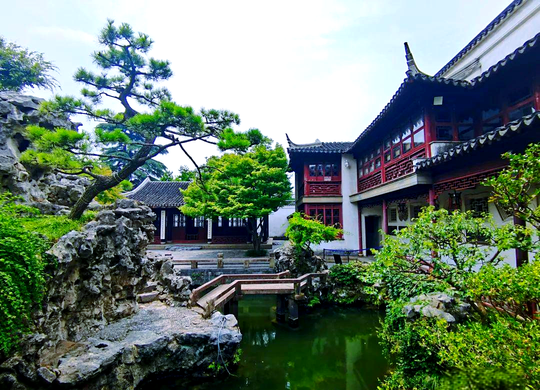 环秀山庄,这座被誉为江南园林中的假山佳构,以其精巧的布局和独特的