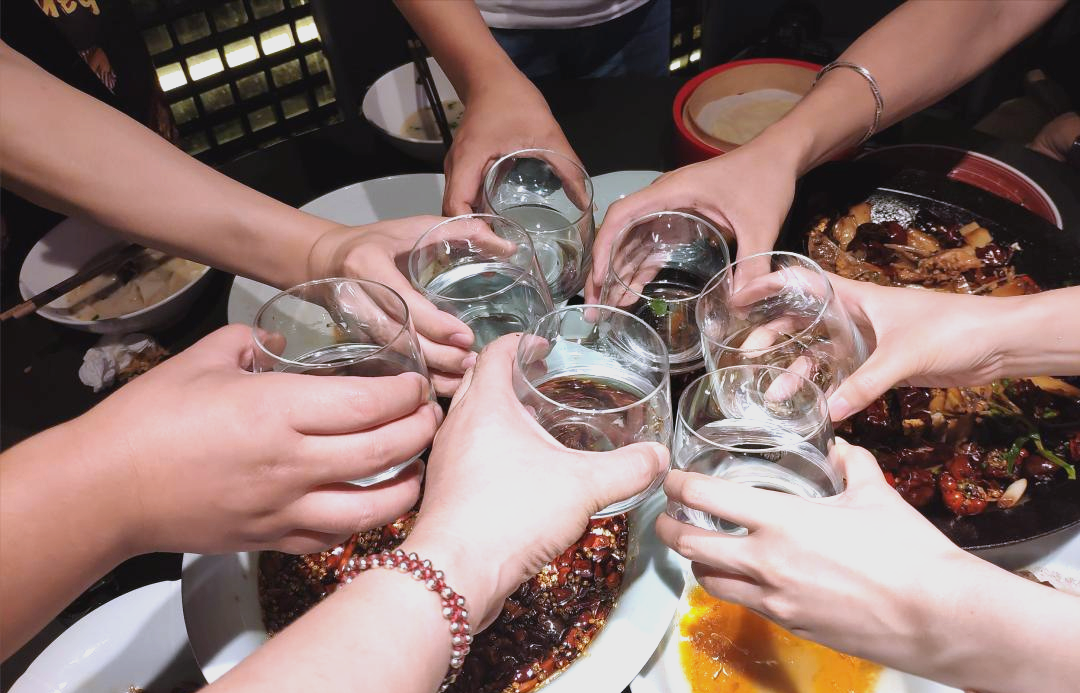 如何在酒桌上游走自如?学会这3句话