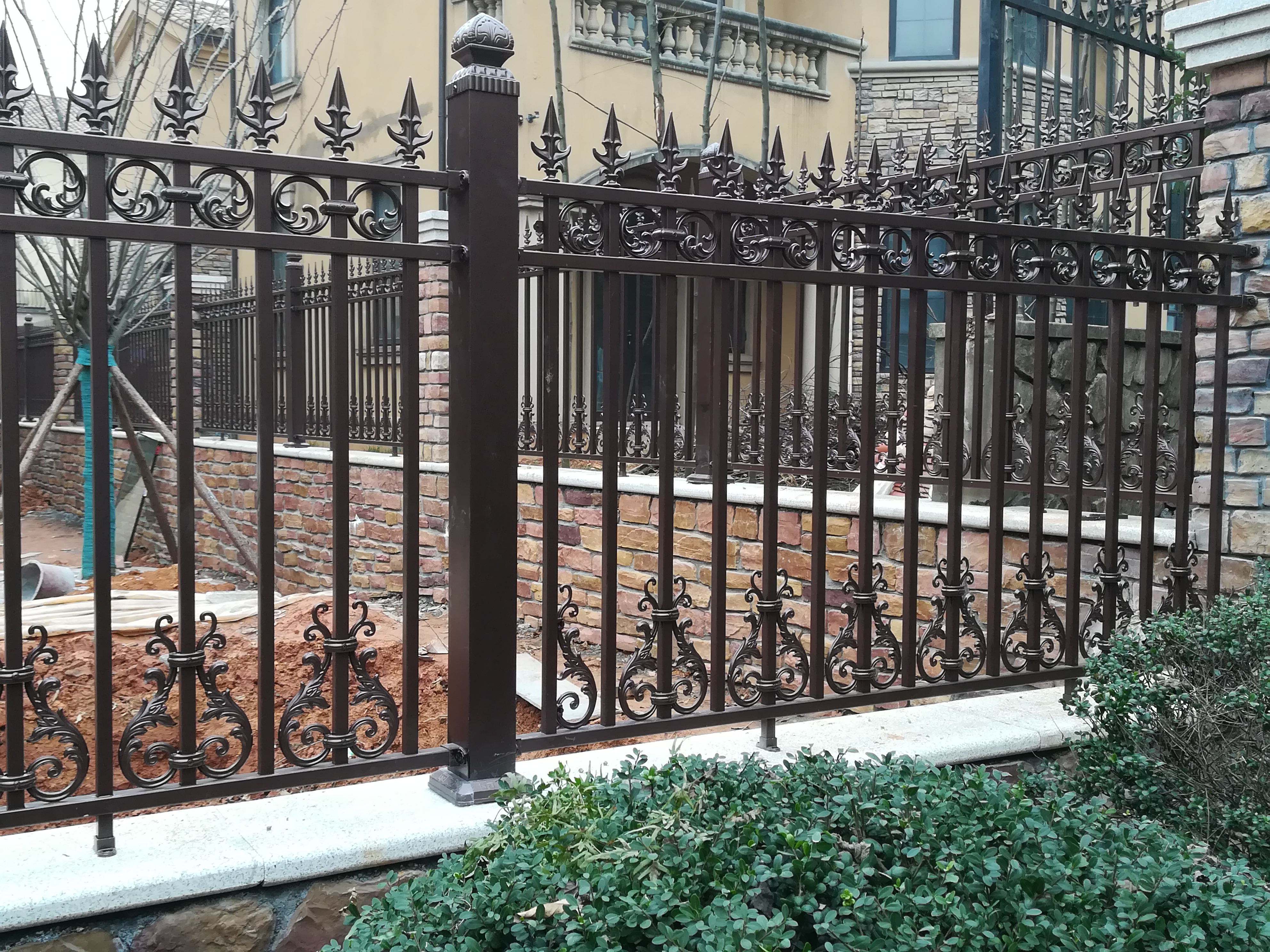 小区锌钢护栏安装实拍图