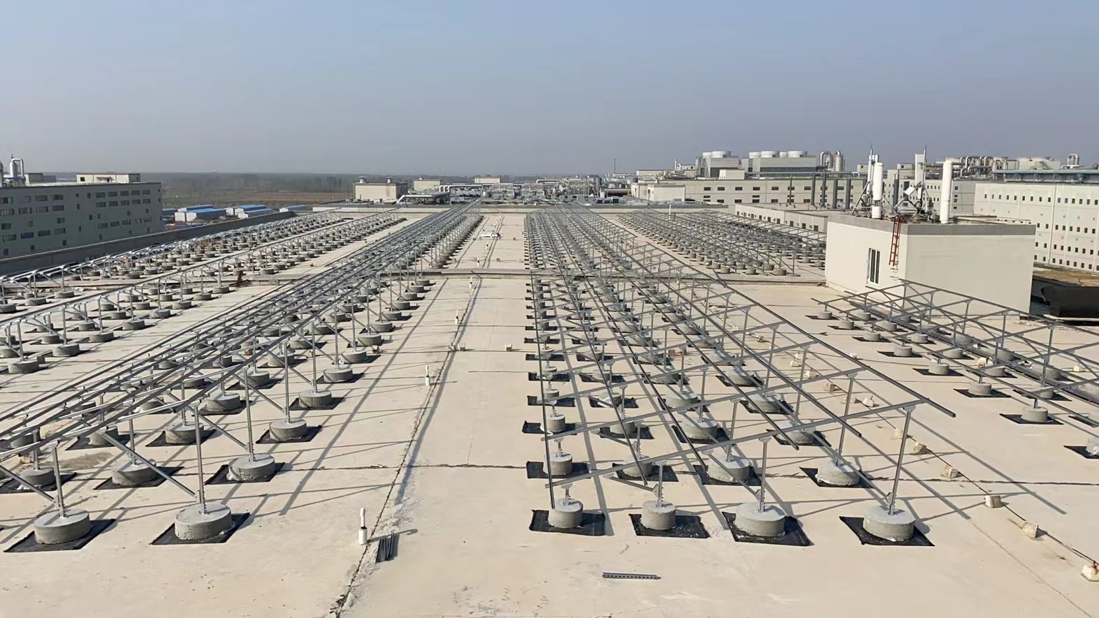 一个药厂屋顶光伏电站建设施工展示