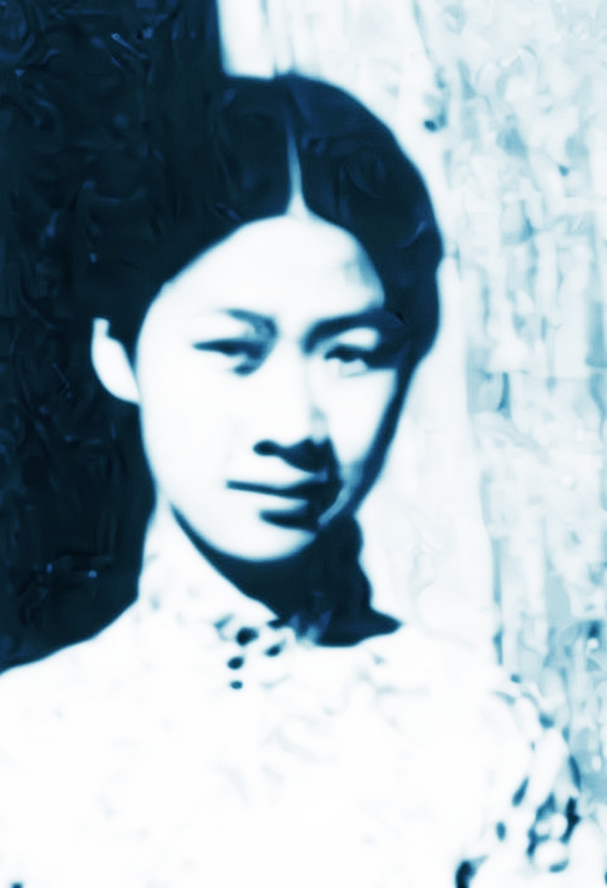 照片中的女人名字叫赵萝蕤,是钱钟书先生早年暗恋的对象.