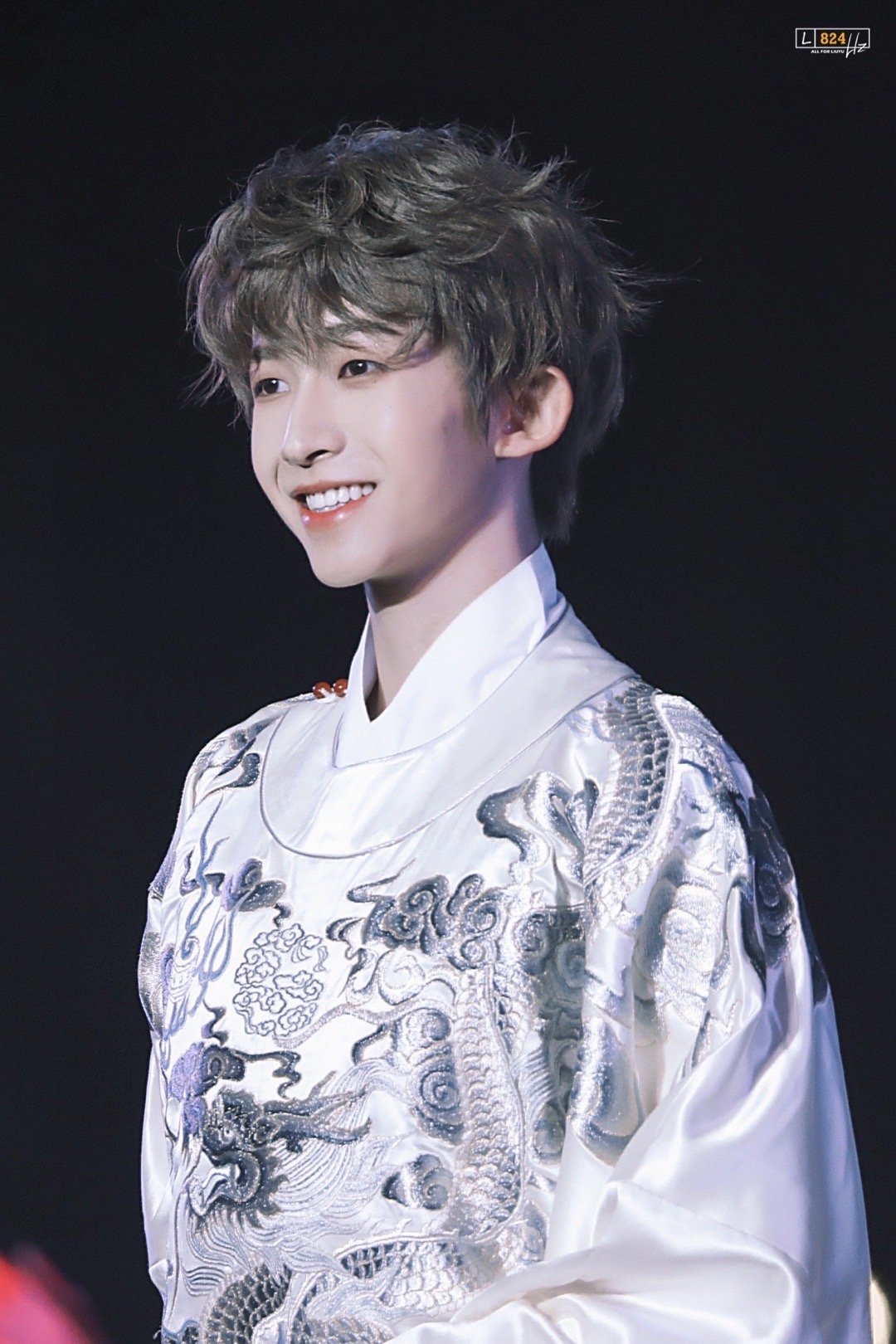 刘宇笑起来好治愈啊,穿汉服帅气又潇洒,不愧是"国风美少年"