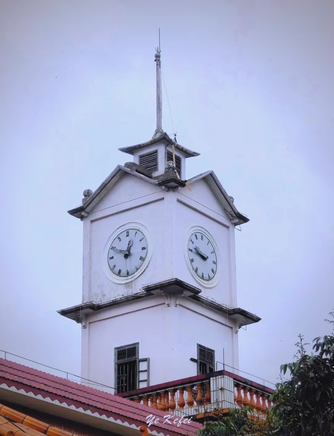 蚌湖村中的钟楼与学校,承载着旧时地标与教育记忆