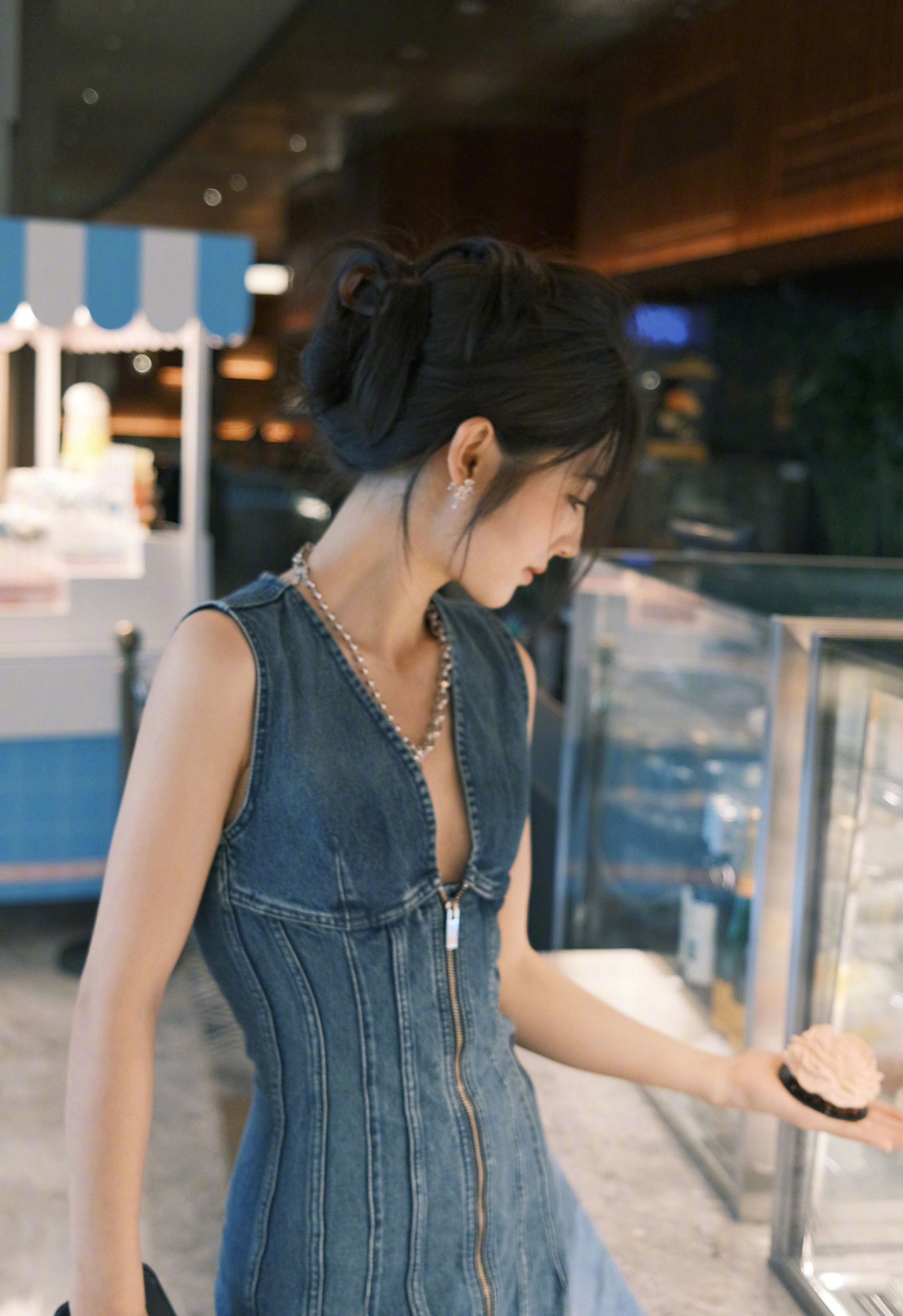 邢菲v领牛仔长裙优雅写真