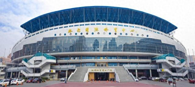 裕彤体育馆夜跑热潮及多种跑者福利详解