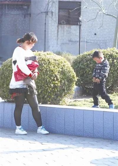 不敢相信!美国10岁黑人男孩在妈妈车后撒尿,被警察逮捕入狱