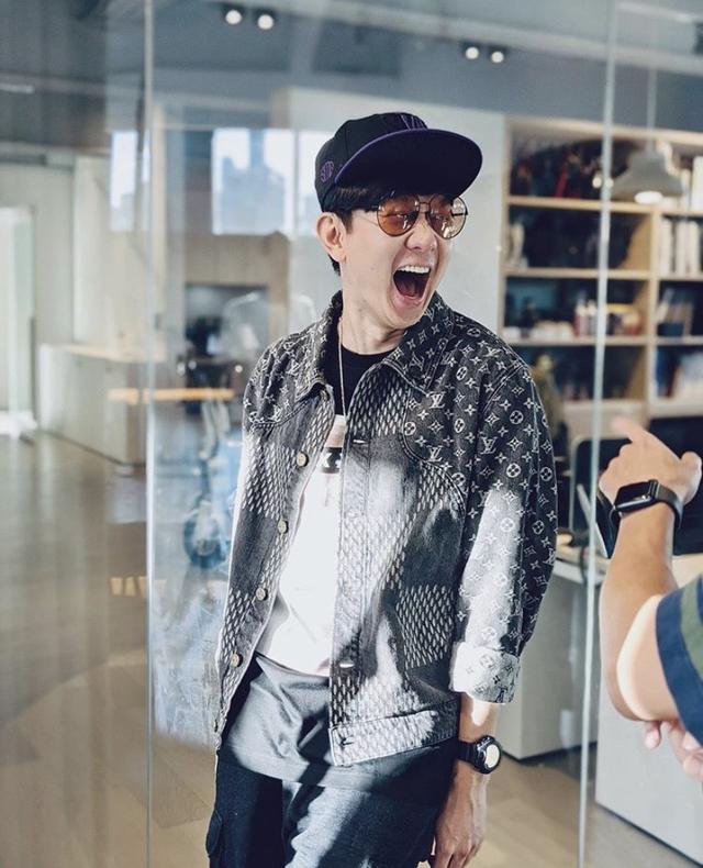 林俊杰穿lv牛仔外套泄老板身价 混搭自家潮牌宣传