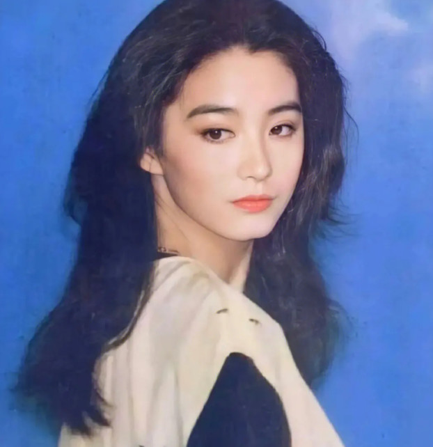 林青霞近况引争议,穿奶黄色连衣裙"装嫩",却意外凸显优势