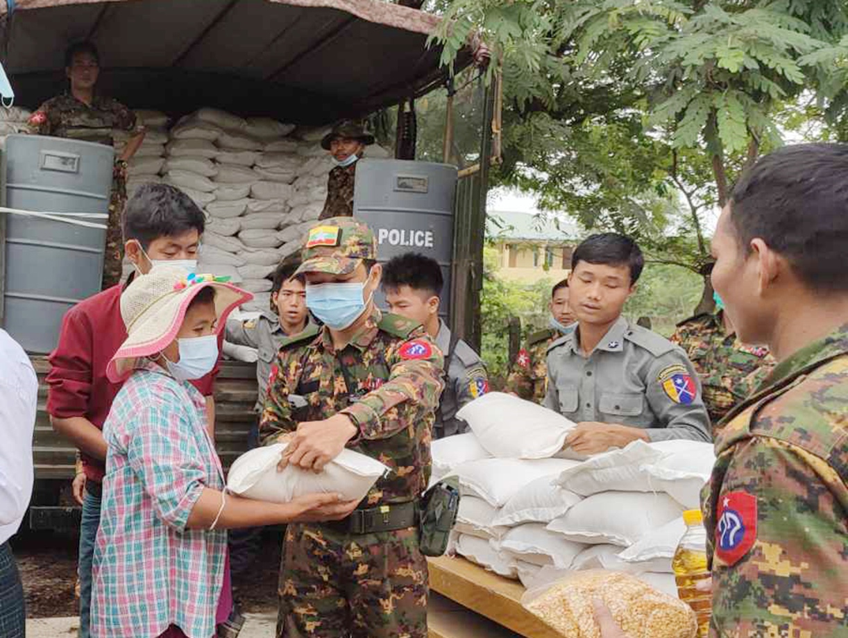 改善军民关系,在仰光负责镇压任务的缅军77师向当地居民提供食物