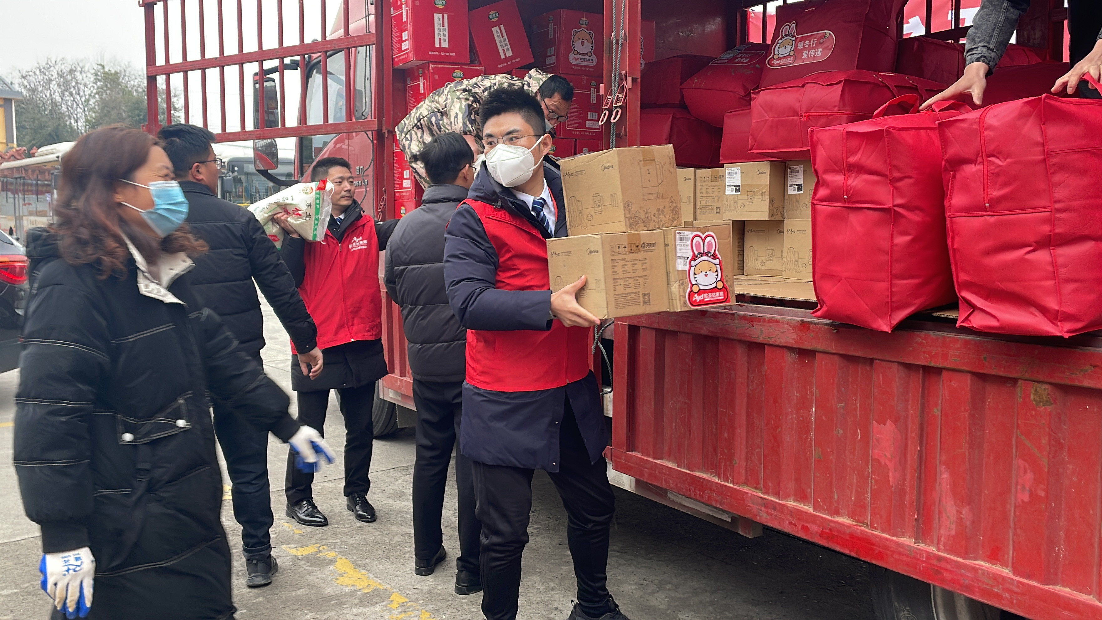 让爱更有温度 欧亚达控股集团 暖冬行动再继续 欧公益·我们一直在路