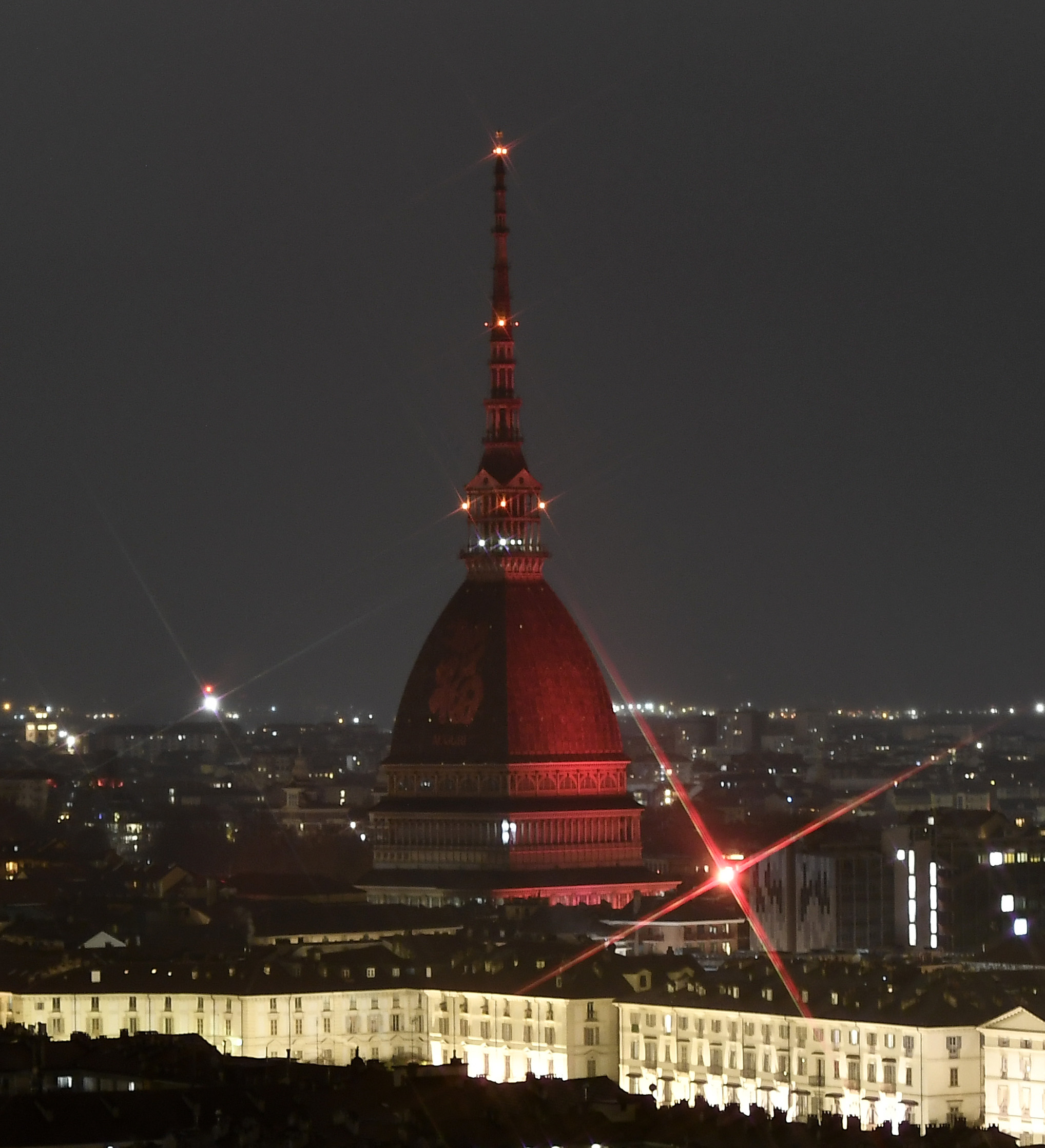 意大利都灵地标性建筑点亮"中国红"