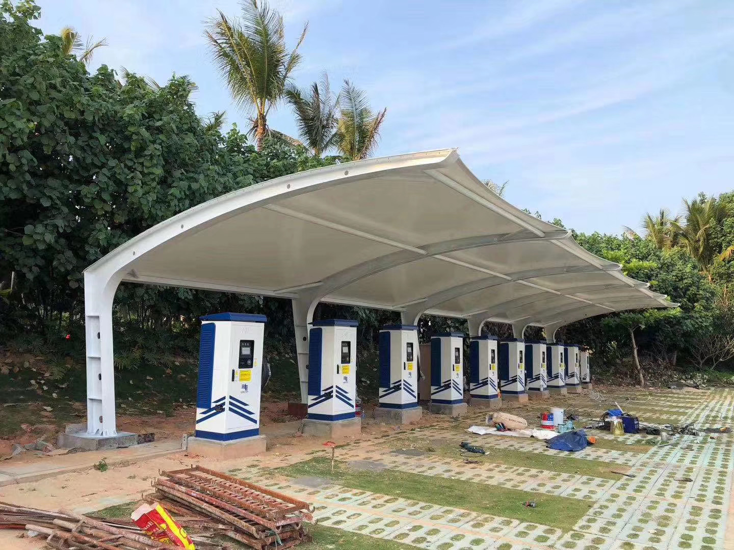 小区电动轿车充电桩停车篷