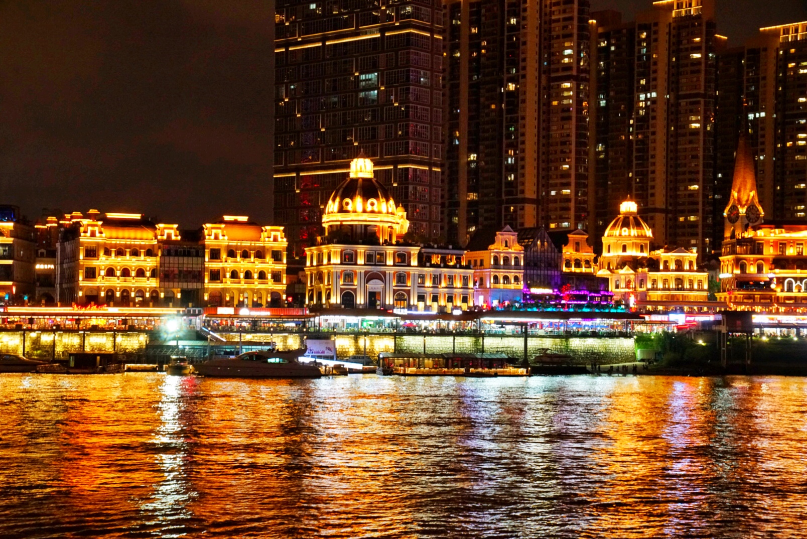 夏天来长沙,湘江夜游打卡经典城市地标,渔人码头吃小龙虾超过瘾