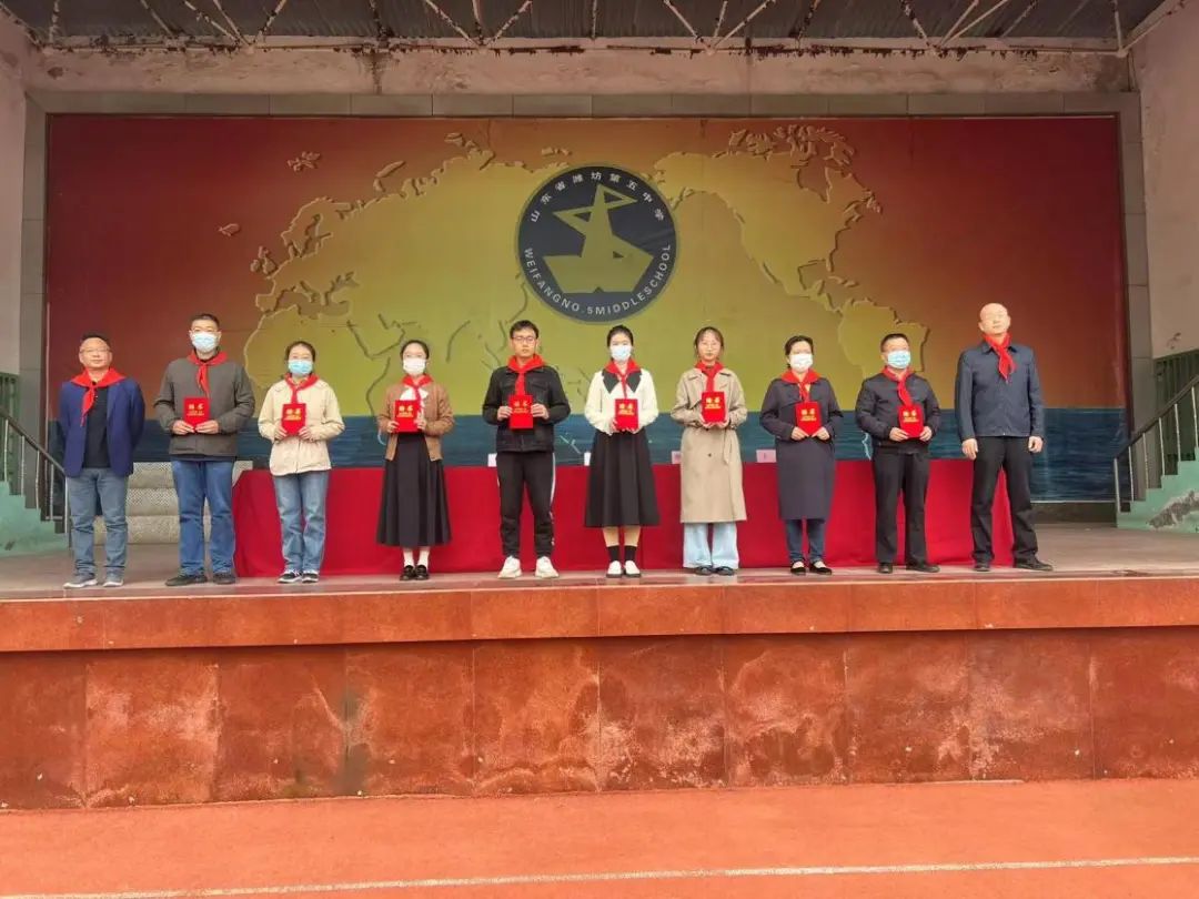 潍坊五中庆祝第73个建队节暨初一年级建队仪式顺利举行