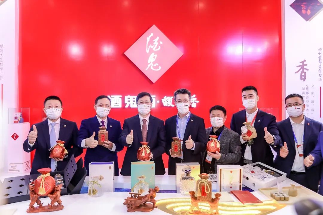 馥郁美酒,香飘蓉城丨中粮集团副总裁由伟视察酒鬼酒展馆