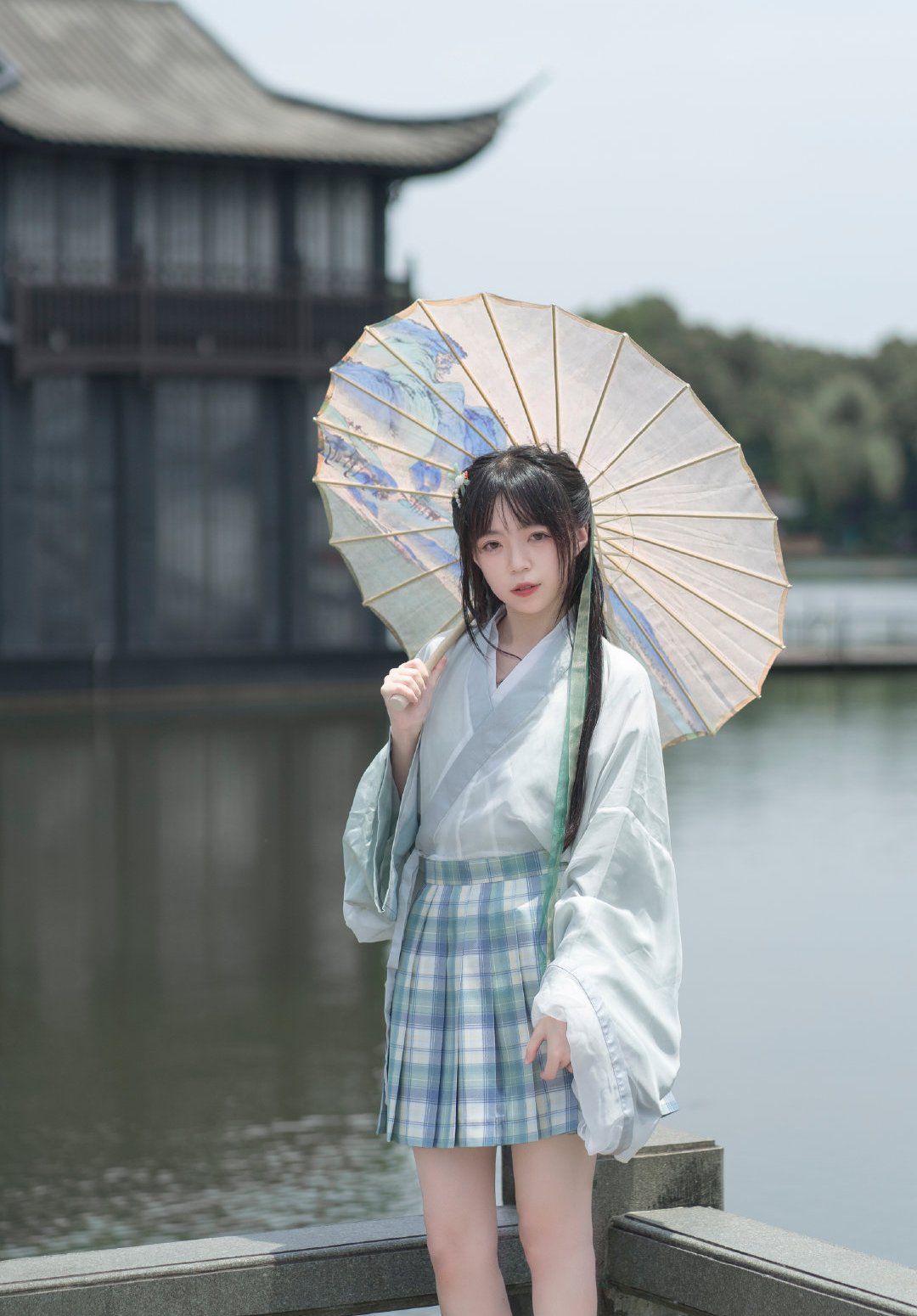 身高158的小个子女生,穿汉服这样"混搭",可爱又优雅,很显高