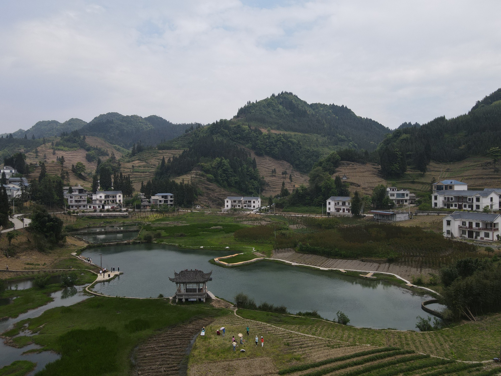 云南威信麟凤镇:整合资源 乡村旅游火起来