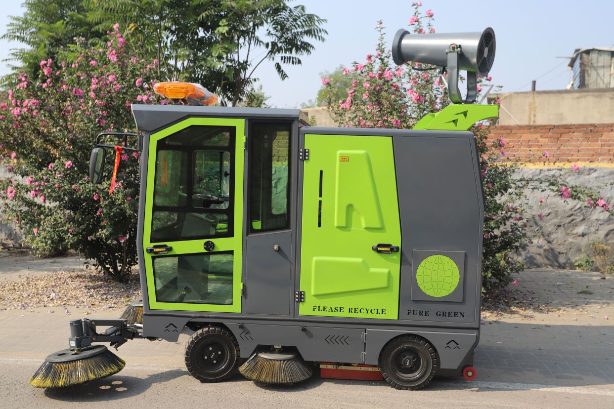小型扫地车厂家生产的扫地车是怎样解决生活垃圾问题