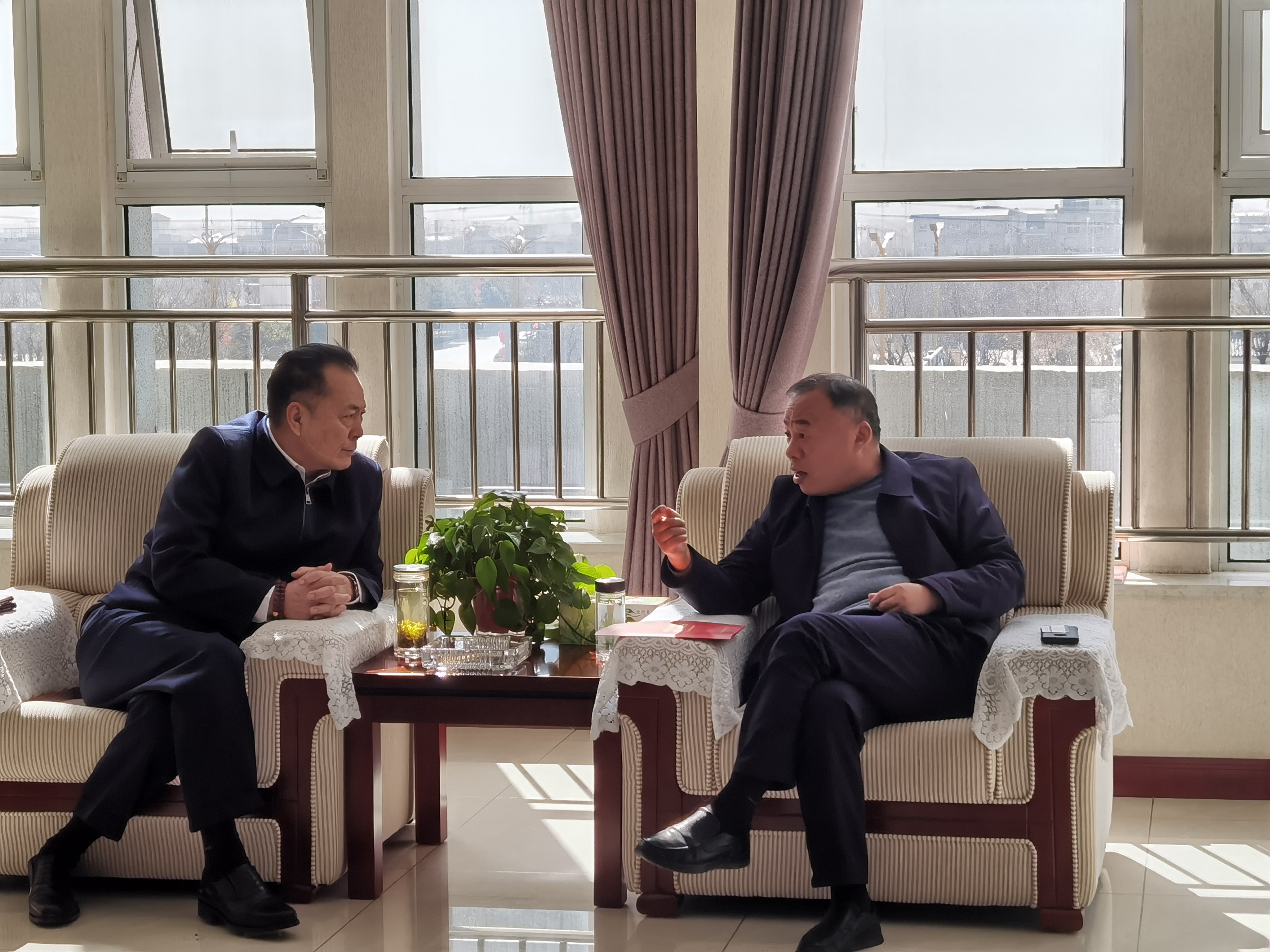 西蓝集团党委书记董事长姬秦安拜会富平县县长景军荣双方座谈交流